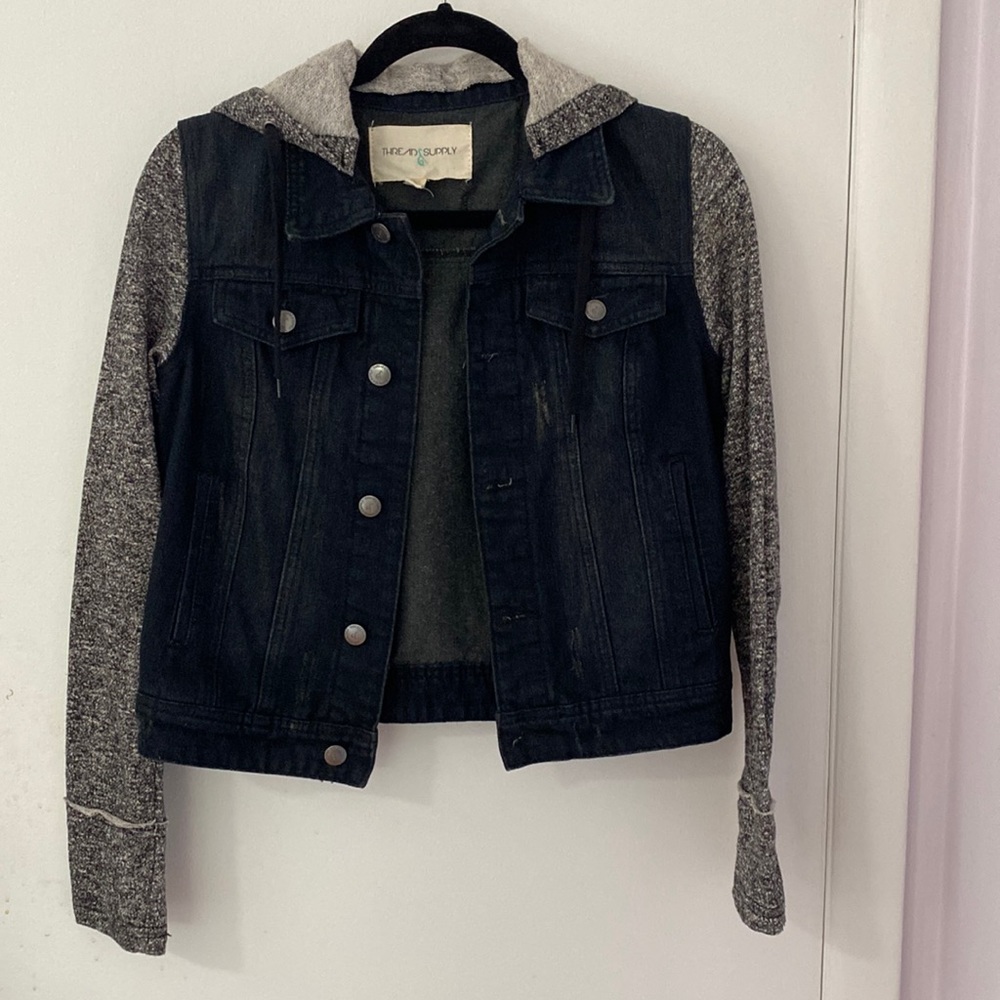Half Jean jacket with fabric sleeves and hood